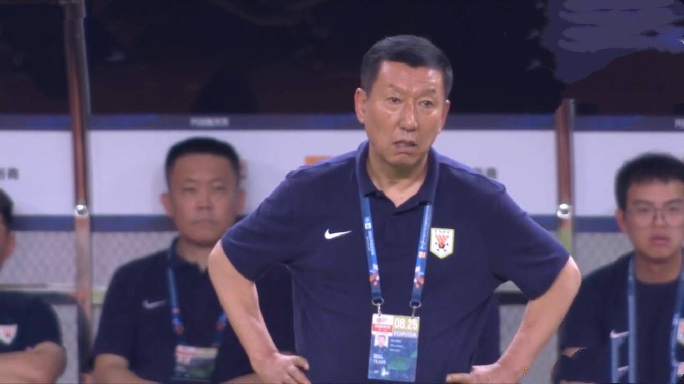 她教了他认字，交给他兵法。